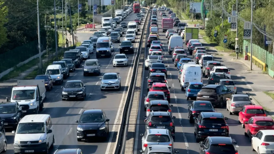 Embouteillage monstre sur l'autoroute. Les voitures attendent, peut-être pour leur contrôle technique tous les ans.