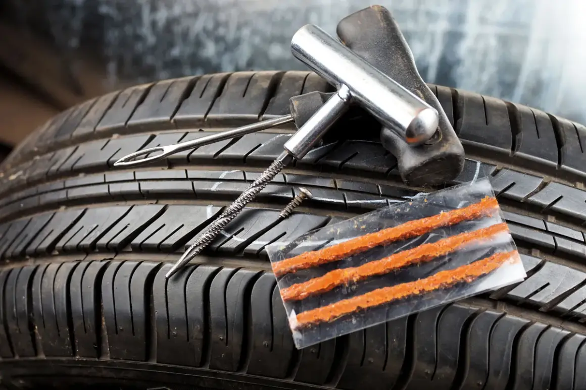 Kit de réparation de pneu sur une roue. Outil pour le dépannage, idéal pour estimer le prix réparation pneu.