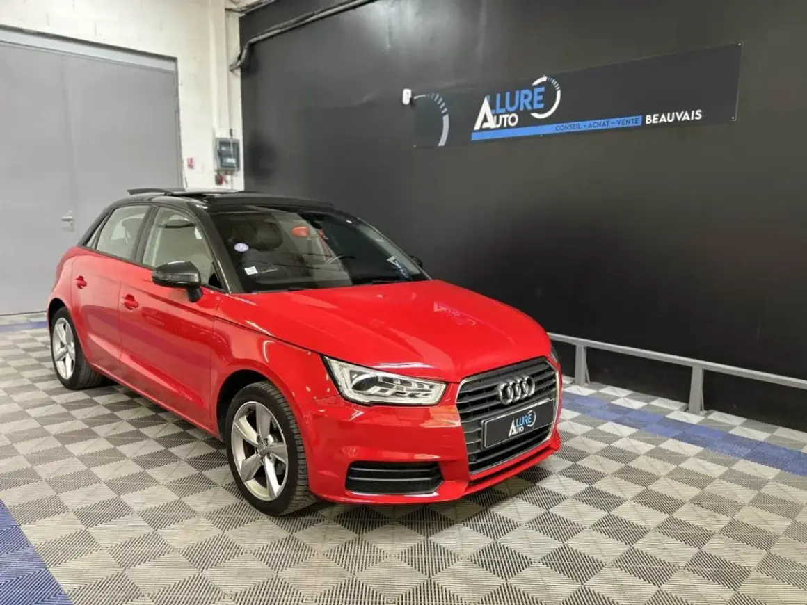 Audi A1 1.0 TFSI 95, une voiture réputée pour sa fiabilité. Cette citadine rouge vif avec toit noir est prête pour de nouvelles aventures.