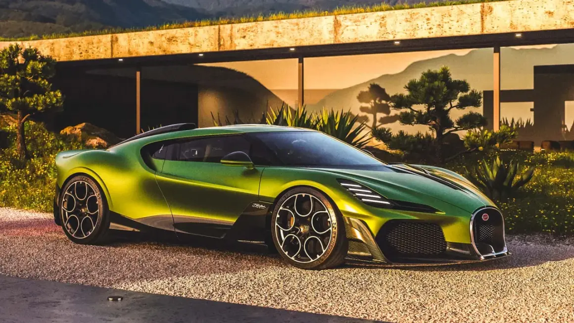 La Bugatti la plus rapide, une hypercar verte éblouissante, se gare devant une villa moderne, entourée de végétation luxuriante et de montagnes en arrière-plan.