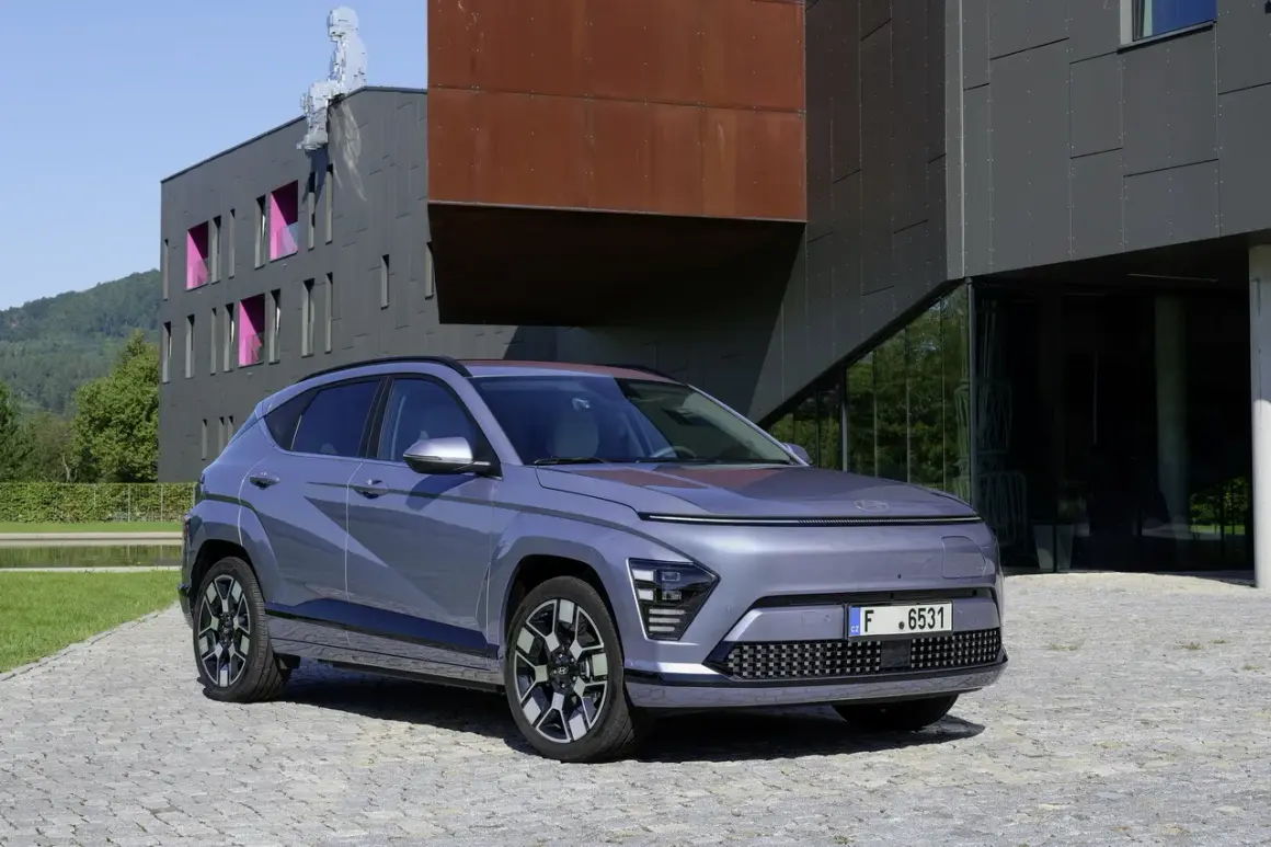 Le plus petit SUV, un véhicule gris moderne, se gare devant un bâtiment architectural audacieux.
