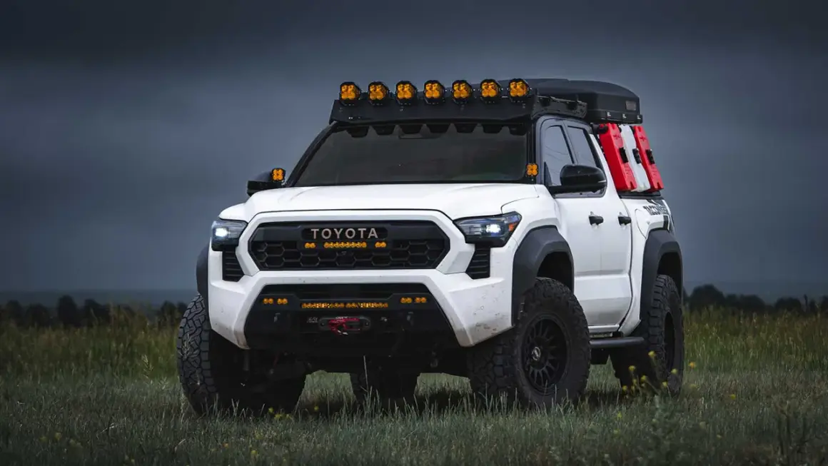 Toyota Tacoma prêt pour l'aventure, équipé pour le meilleur 4x4 tout-terrain. Lumières LED, tente de toit, jerricans.