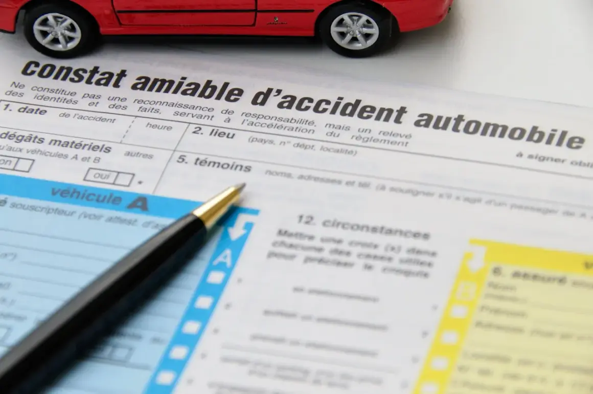 Un stylo et une voiture rouge sur un constat amiable à télécharger. Ce document sert à déclarer un accident automobile.