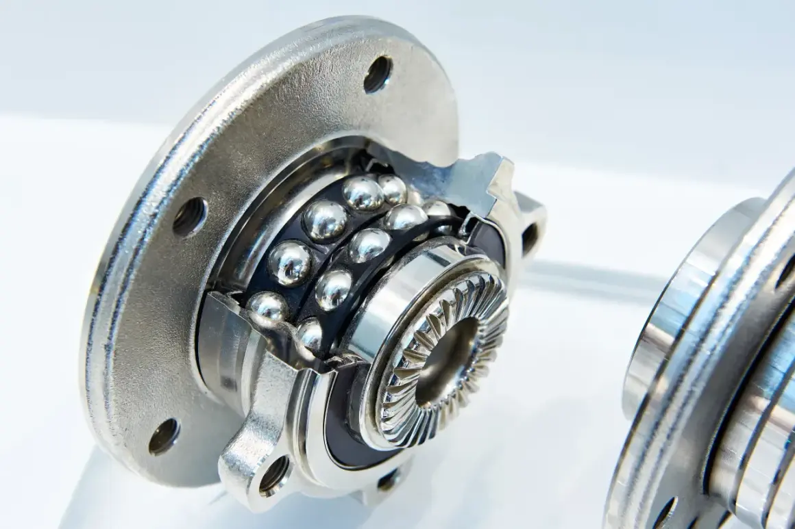 Roulement de roue automobile en coupe, montrant les billes. Combien de km avec un roulement HS ? Difficile à dire, cela dépend de l'usage.