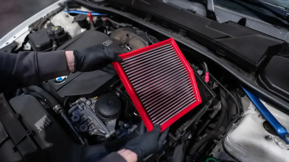 Maintenant, le changement du filtre à air de la BMW est terminé. Le nouveau filtre rouge est prêt à être installé.
