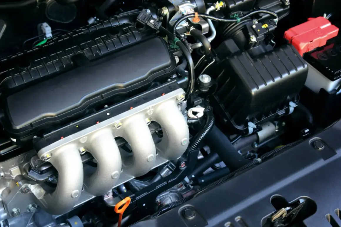 Moteur de voiture propre. Question : peut-on rouler avec un calculateur HS ? La réponse est non, le calculateur gère tout.
