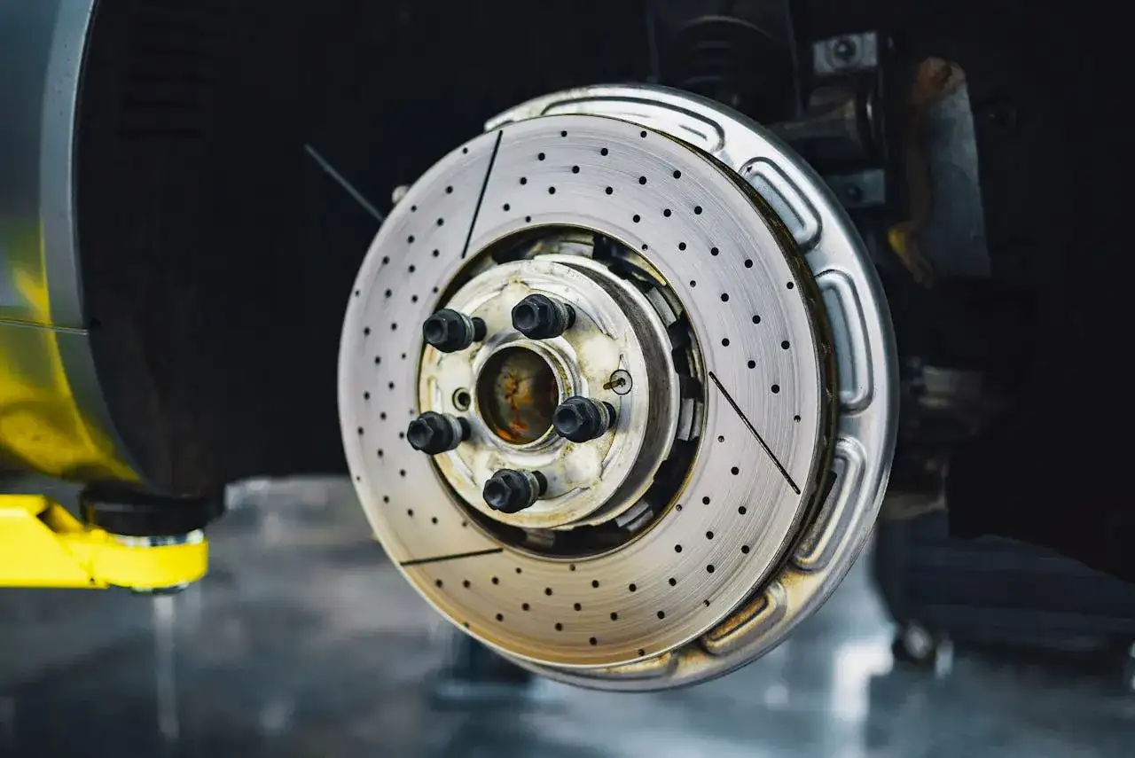Pourquoi ma voiture siffle à basse vitesse ?