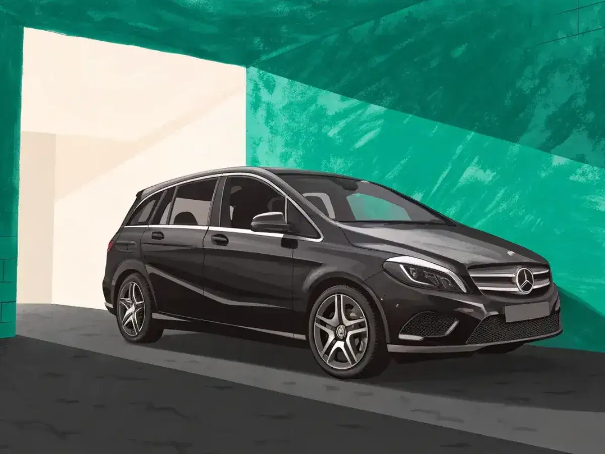 Une Mercedes Classe B noire, un modèle à éviter, garée dans un espace aux murs verts et clairs.