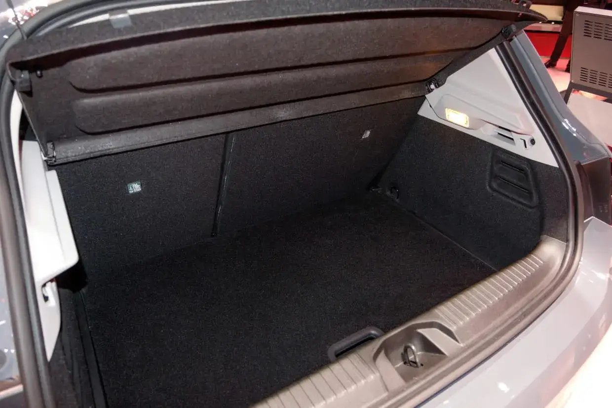 Coffre de la Clio 5, pr&ecirc;t &agrave; accueillir vos bagages pour un week-end. La dimension est parfaite pour la vie quotidienne.