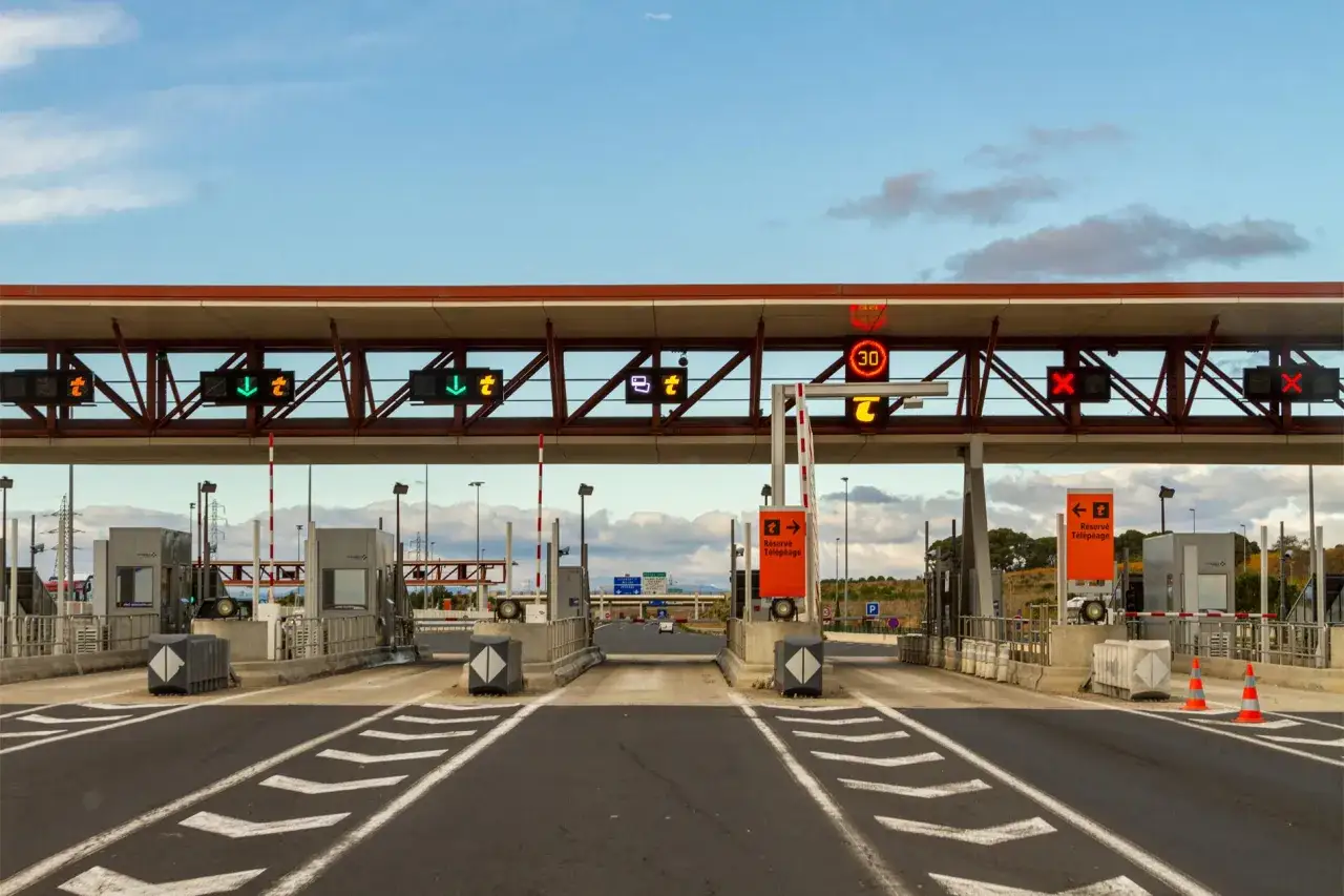 Voies de péage sur l'autoroute A79. Panneaux lumineux indiquant les voies ouvertes (flèches vertes) ou fermées (croix rouges).