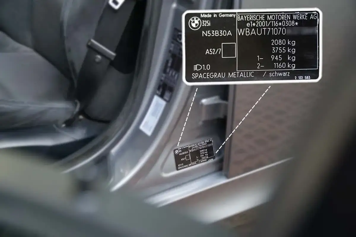 Étiquette sur le montant de porte d'une BMW indiquant le modèle 