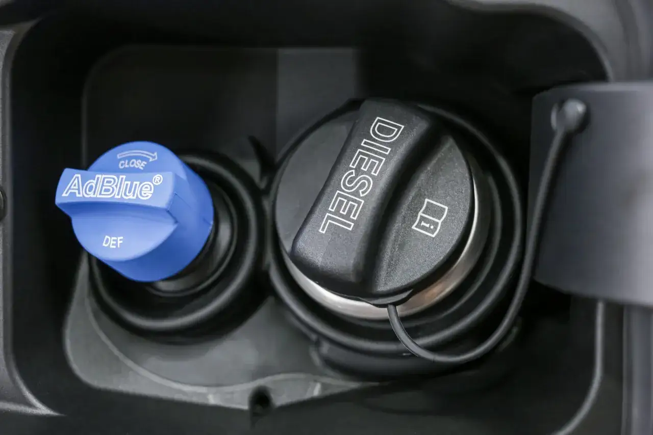 Bouchons de réservoir de diesel et d'AdBlue. L'AdBlue peut être ajouté moteur chaud ou froid.