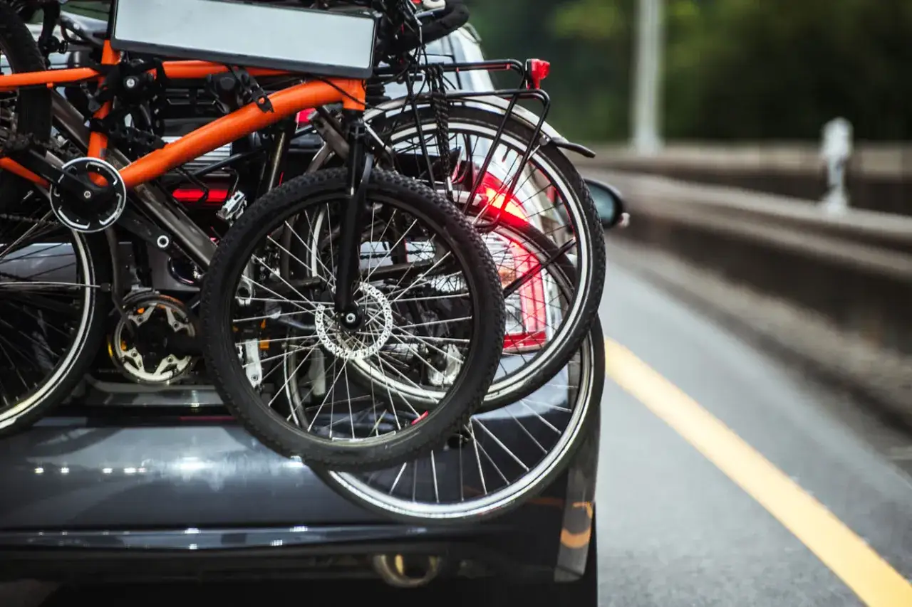 Porte-vélo sur hayon interdit. Plusieurs vélos sont chargés sur un hayon de voiture, prêts pour une aventure.