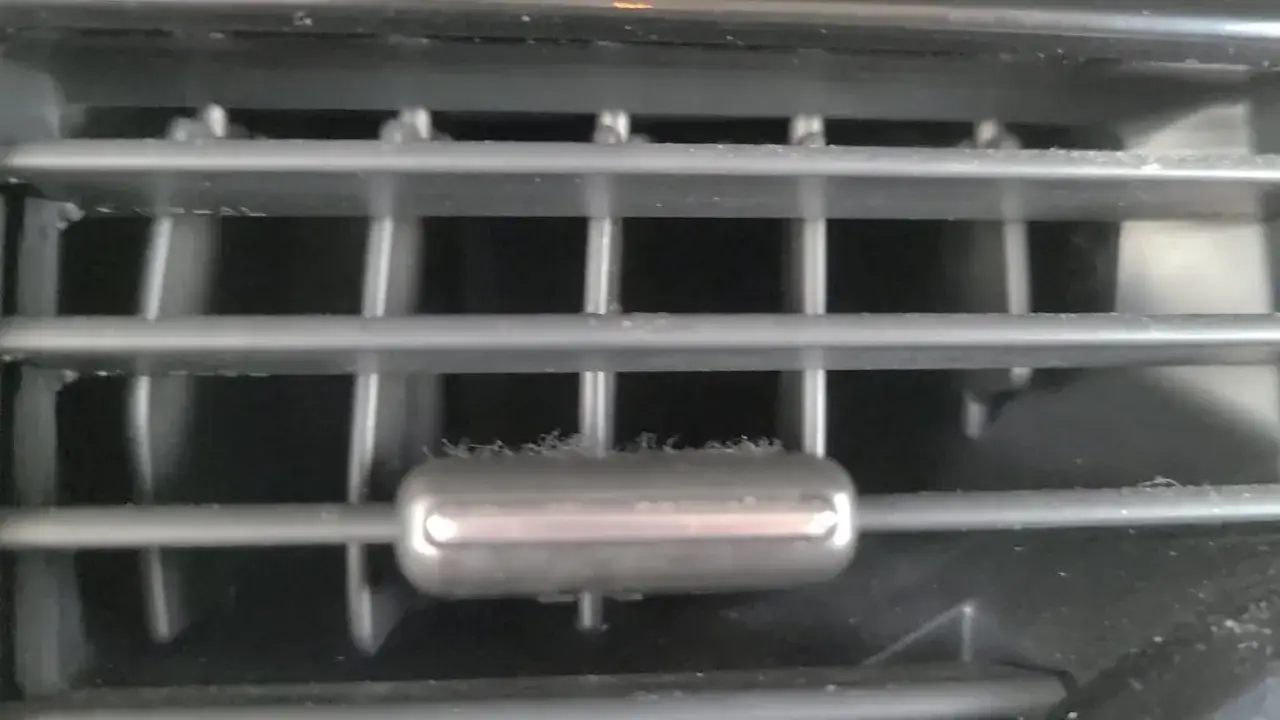 Fumée qui sort de la clim voiture, un problème qui gâche l'air frais.