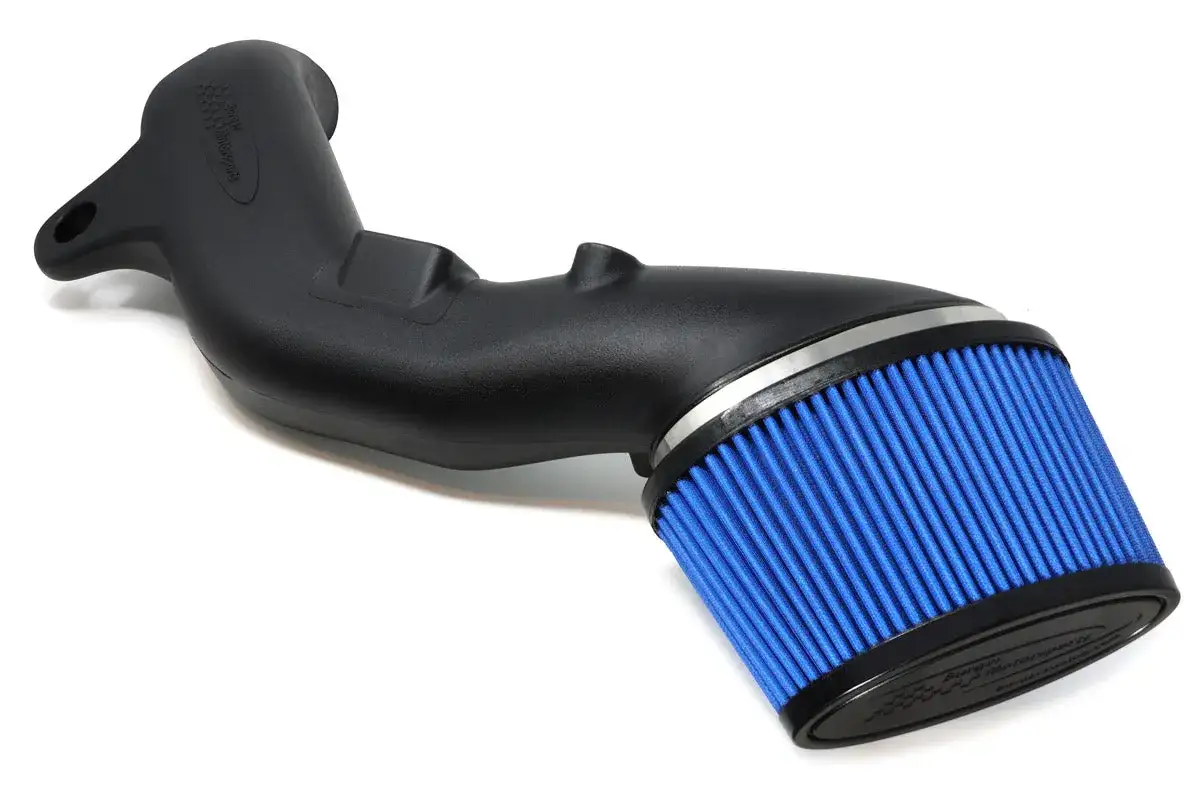 Système d'admission d'air noir avec filtre à air haute performance bleu vif.