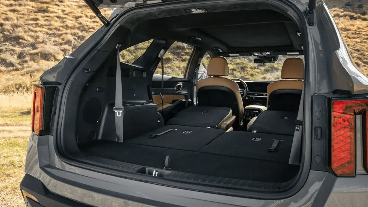 Vue arrière d'un SUV avec les sièges rabattus, offrant un grand coffre pour vos bagages ou une escapade en plein air.