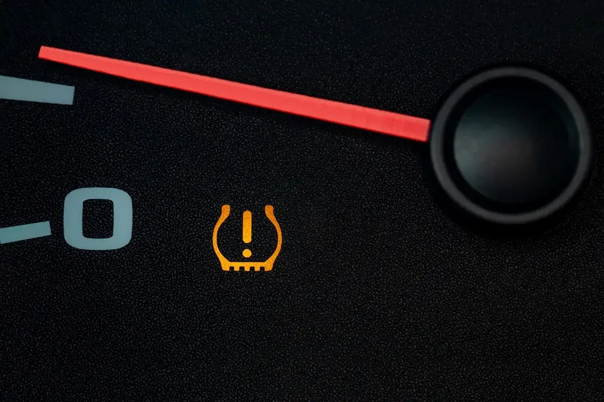 Voyant de pression pneu Citroën C3 allumé. Vérifiez la pression de vos pneus pour une conduite sûre.