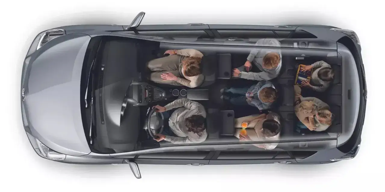 Vue aérienne d'un véhicule 7 places, idéal pour les familles. Quel est le véhicule 7 places le plus fiable pour vos trajets ?