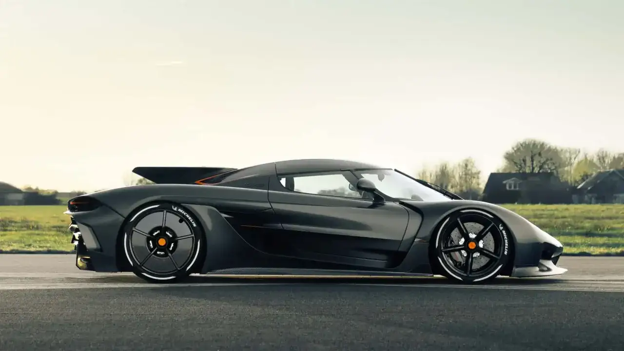 La Koenigsegg Jesko, une merveille d'ing&eacute;nierie, pr&ecirc;te &agrave; d&eacute;fier les limites de la vitesse max. Son design a&eacute;rodynamique promet des performances exceptionnelles.