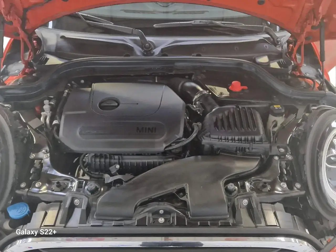 Moteur de Mini Cooper 1.5 136 cv, symbole de fiabilité et de performance.