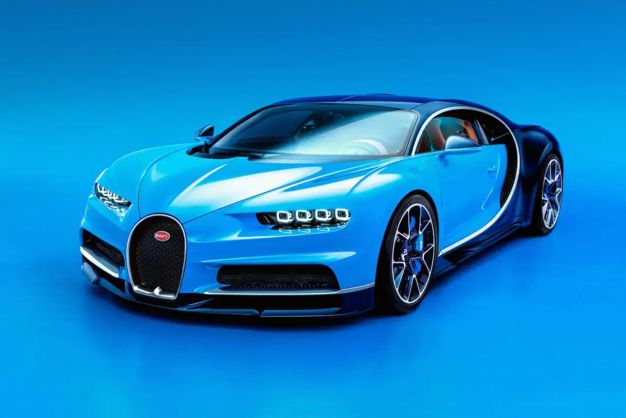 Bugatti Chiron bleue, la voiture de sport la plus rapide, sur fond bleu.