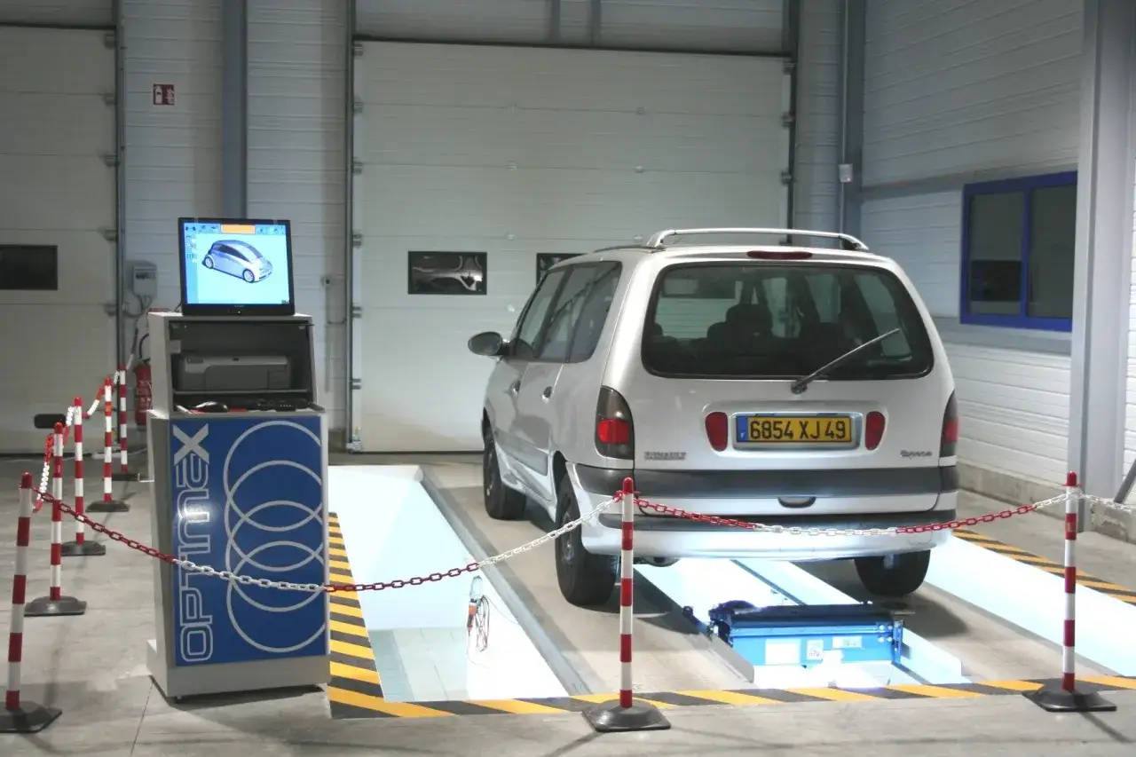 Un véhicule est sur une plateforme de contrôle technique. L'écran affiche une voiture. Combien de temps dure un contrôle technique ?