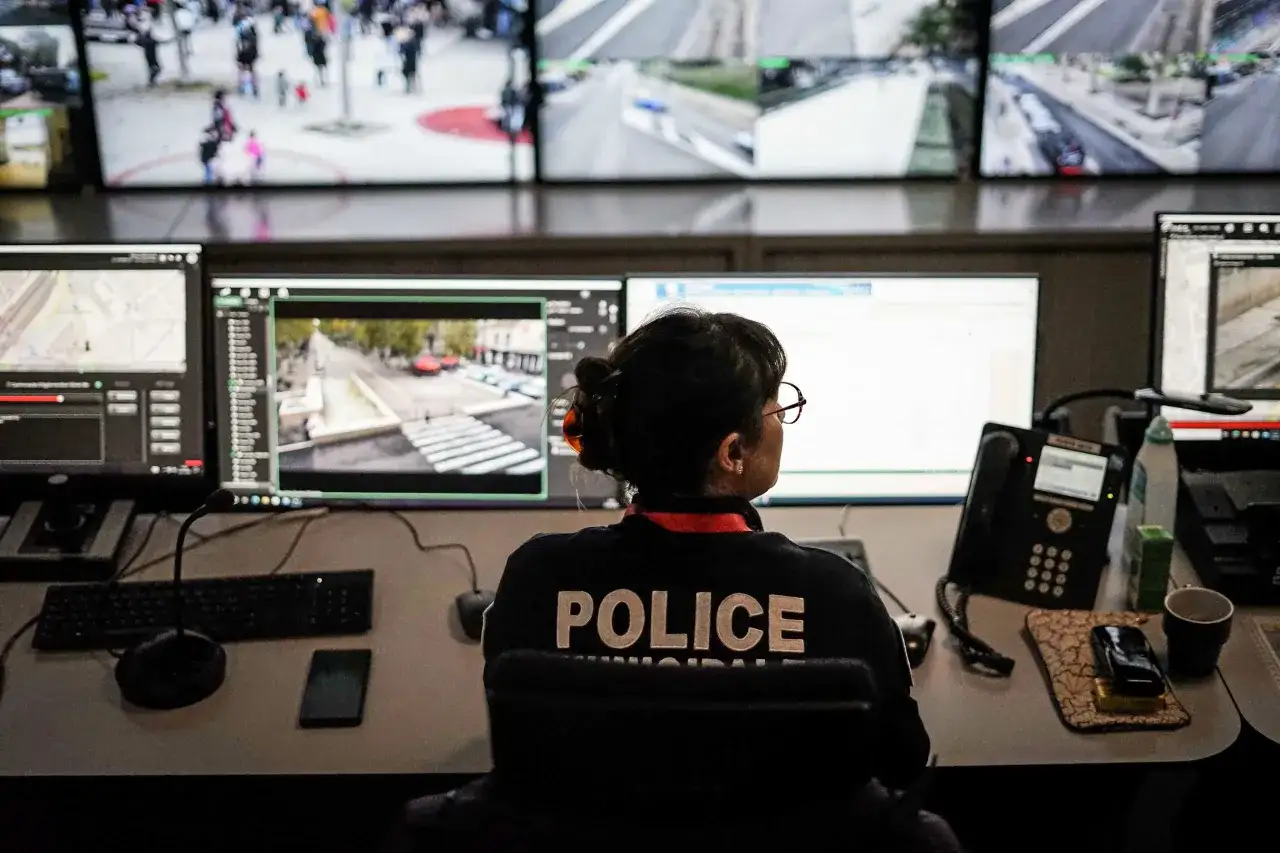 Agent de police surveillant les écrans, un téléphone à portée de main. Le radar telephone au volant est une préoccupation constante.
