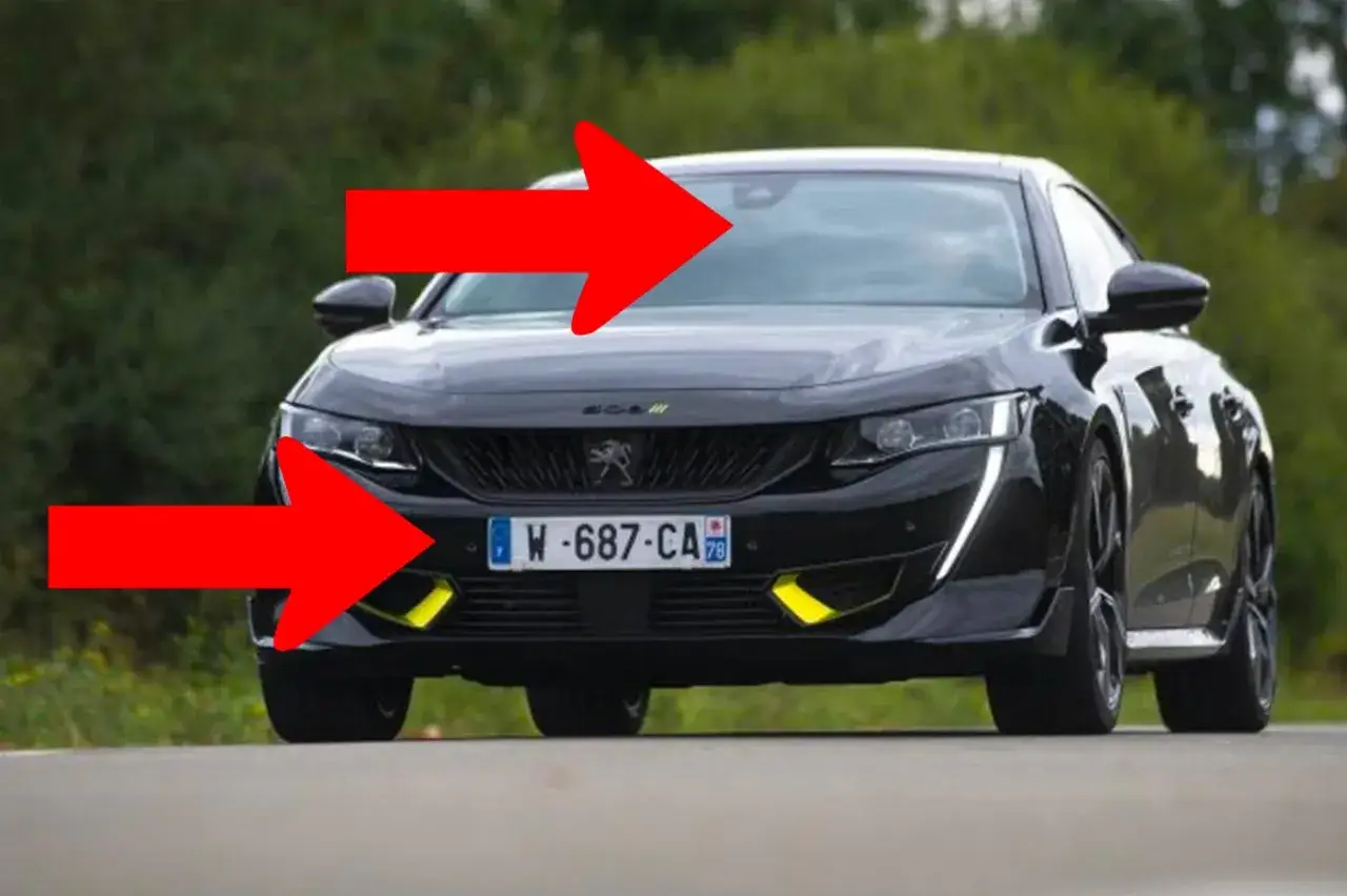 Flèches rouges pointant vers l'avant d'une voiture noire, possiblement équipée d'un radar voiture banalisée pour un flash avant.