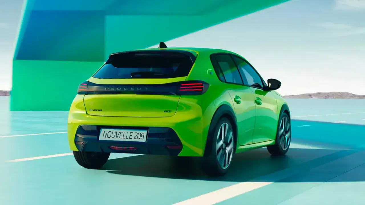 Vue arrière d'une Peugeot e-208 verte, idéale pour connaître le prix moyen voiture occasion.