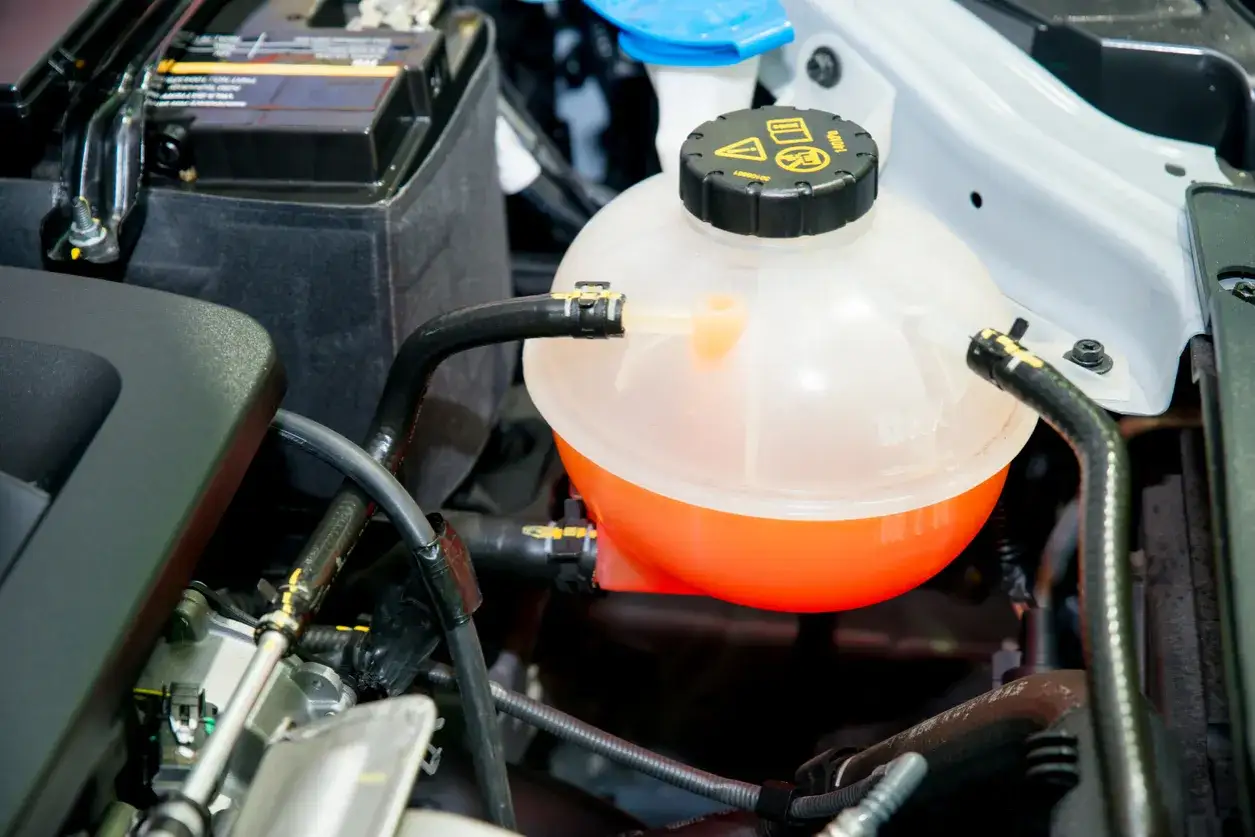 Réservoir de liquide de refroidissement presque vide. Rouler sans liquide de refroidissement peut endommager le moteur.