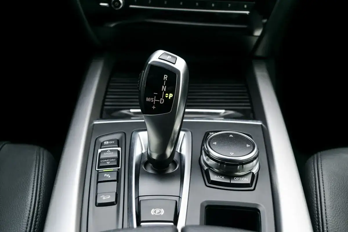 Levier de vitesse d'une voiture boîte de vitesse automatique. Attention aux modèles à éviter, certains peuvent avoir des soucis.