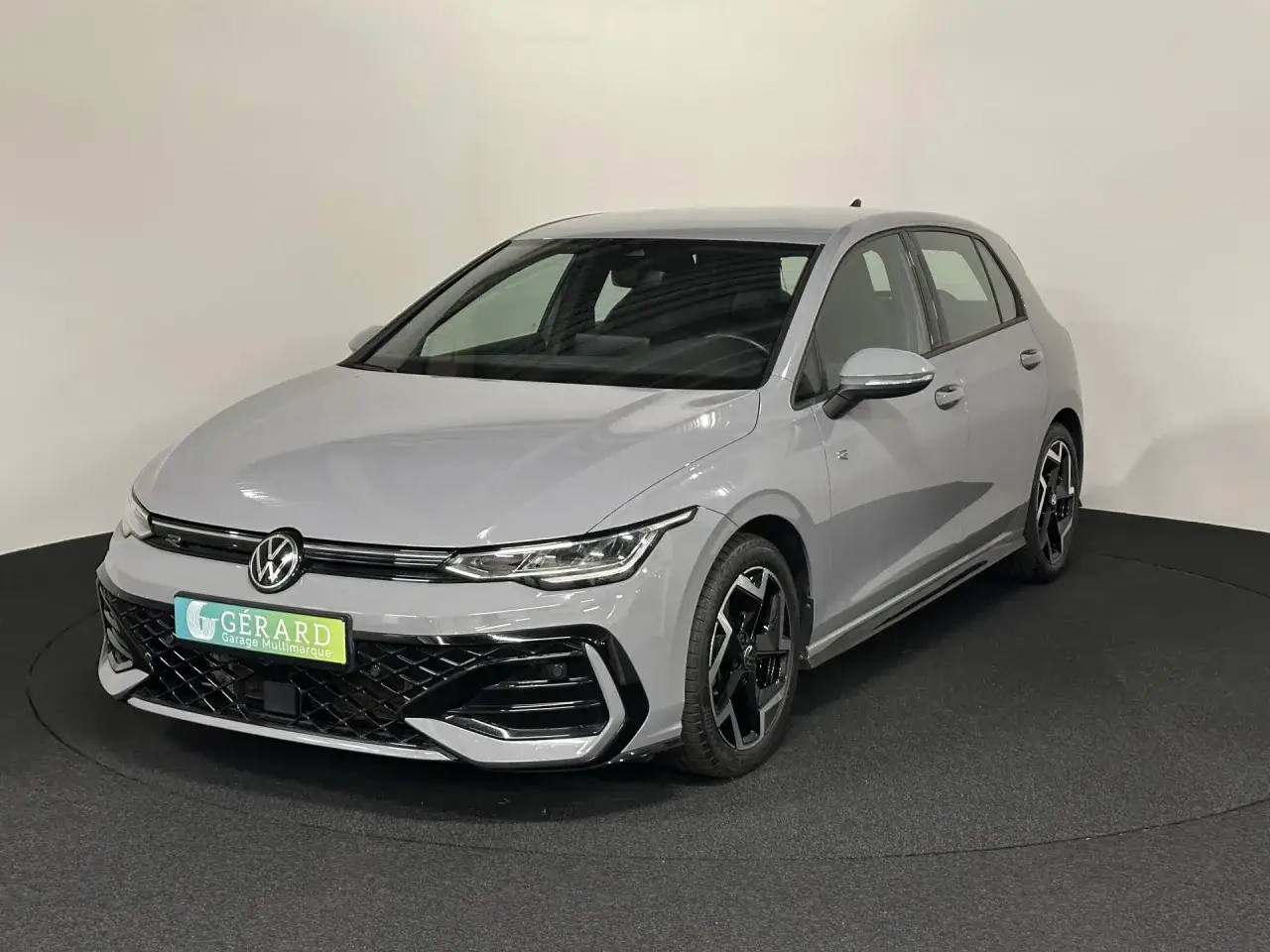 Une Volkswagen Golf 8 grise, avec sa longueur distinctive, est pr&eacute;sent&eacute;e sur un plateau tournant.