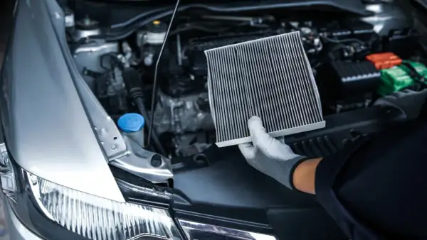 Main tenue un filtre à air de voiture, peut-être la cause du dysfonctionnement du clim voiture ne fonctionne plus.