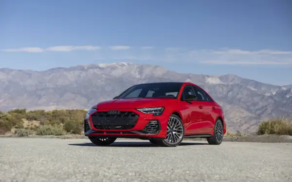 Une Audi S3 rouge vif, prête à libérer ses chevaux sur une route de montagne désertique.