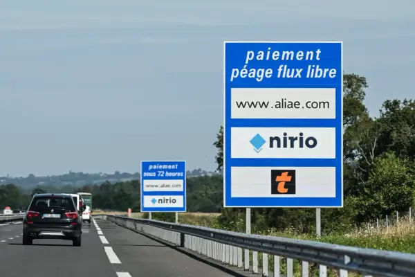 Panneau d'information sur le paiement du péage flux libre sur l'autoroute A79, avec les sites www.aliae.com et nirio.