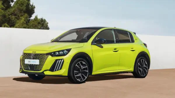 Une Peugeot 208 HYBRID verte éclatante, parfaite pour aller travailler avec style.