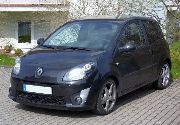 Renault Twingo 2 noire garée sur pavés. Les jantes alliage et le pneu sont visibles.