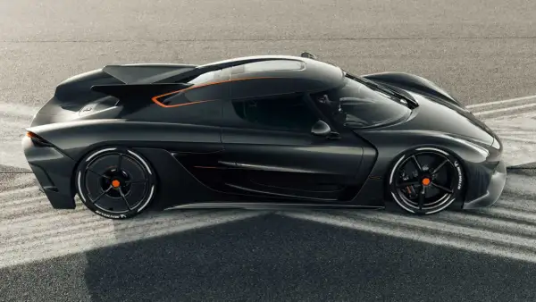 La Koenigsegg Jesko, une merveille d'ingénierie, prête à défier les limites de la vitesse max sur piste.