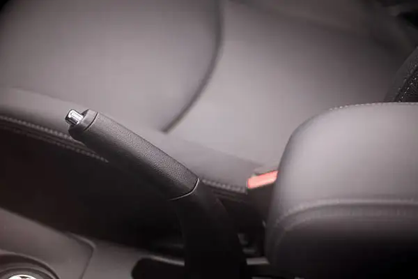 Poignée du frein à main dans une voiture, prête pour le réglage.