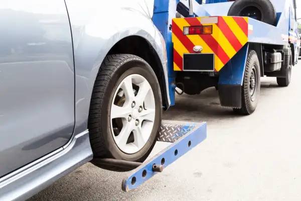Une voiture est sur le point d'être mise en fourrière. Le prix pour une mise en fourrière de 7 jours peut être élevé.