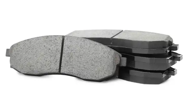 Pile de plaquettes de frein usées, prêtes à être remplacées pour assurer une sécurité optimale sur la route.