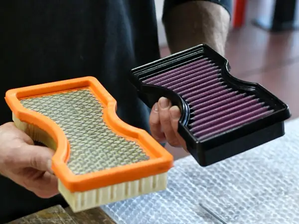 Comparaison entre un filtre à air standard et un filtre à air haute performance violet.