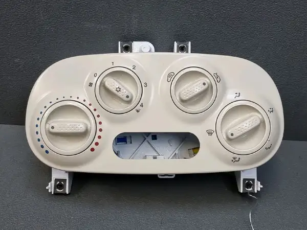 Commandes du clim fiat 500. Boutons pour régler la température et la ventilation, avec symboles de froid et de chaud.