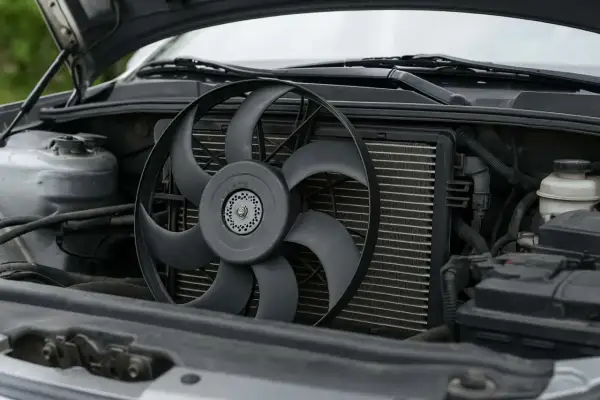 Le ventilateur de voiture tourne encore après l'arrêt du moteur, signe qu'il refroidit le radiateur.