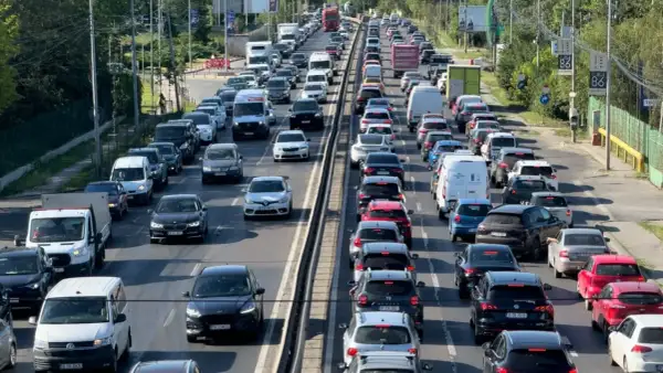 Embouteillage monstre sur l'autoroute. Les voitures attendent, peut-être pour leur contrôle technique tous les ans.