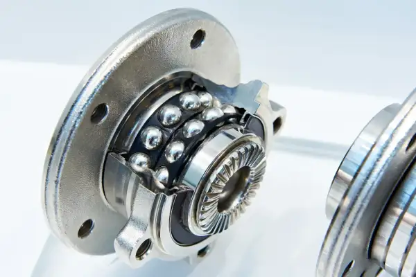 Roulement de roue automobile en coupe, montrant les billes. Combien de km avec un roulement HS ? Difficile à dire, cela dépend de l'usage.