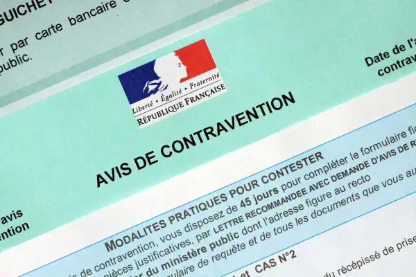 Avis de contravention français. Instructions pour contester une amende, y compris comment déclarer un autre conducteur pour une amende en ligne.
